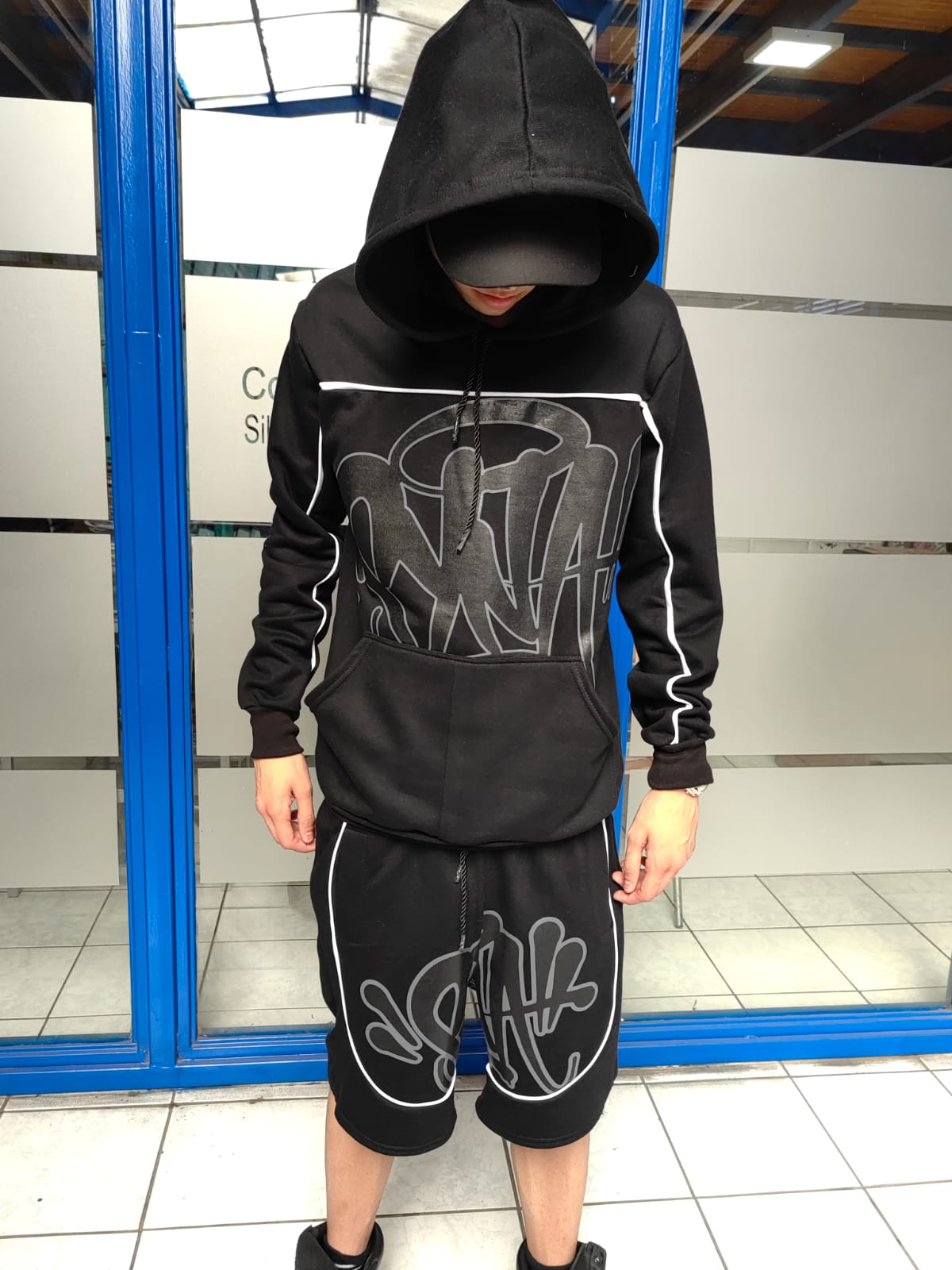 CONJUNTO SYNA WORLD POLERON SHORT NEGRO  - Imagen principal