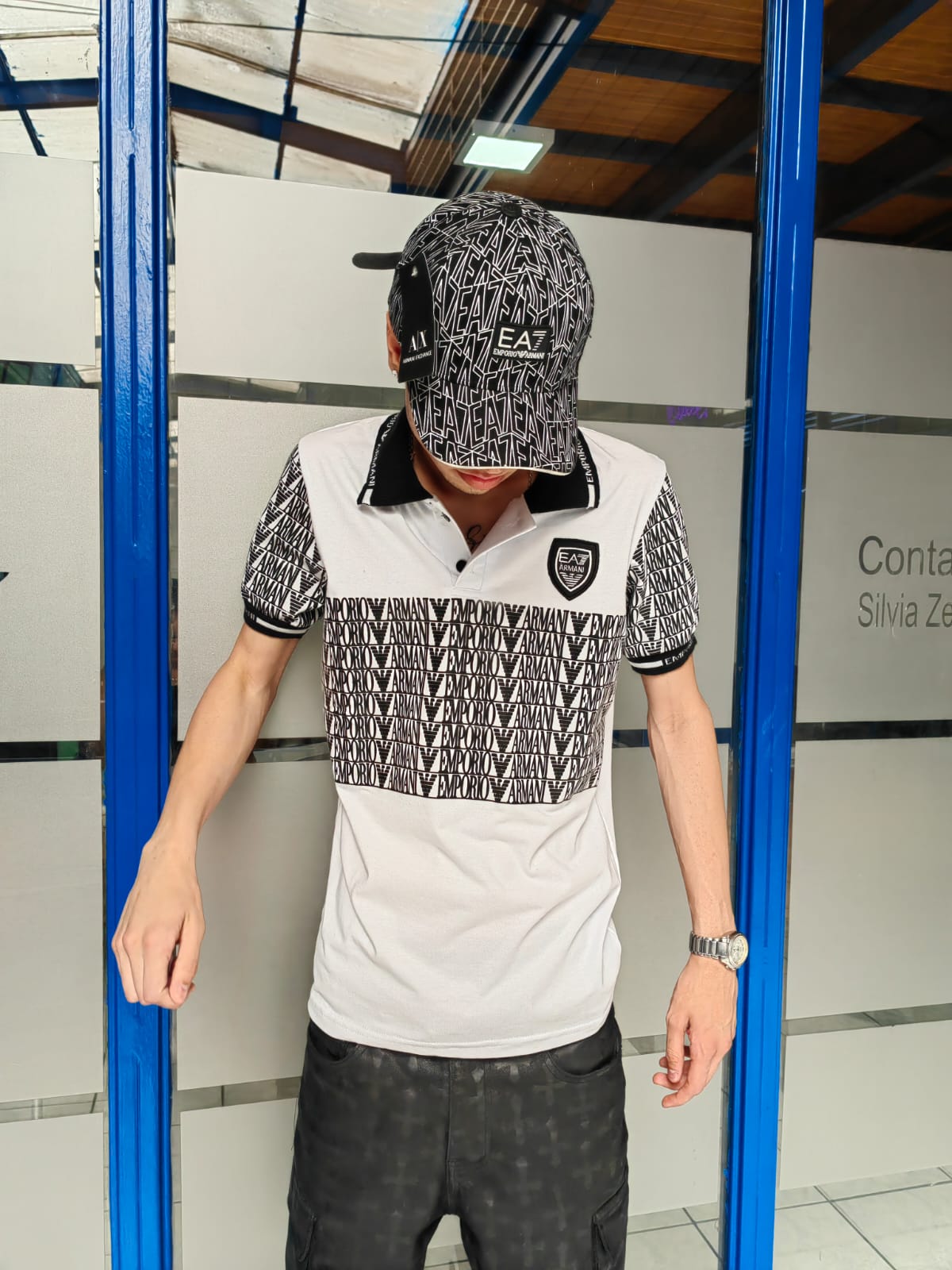 POLERA PIQUE EMPORIO ARMANI BLANCA LETRAS NEGRA  - Imagen principal