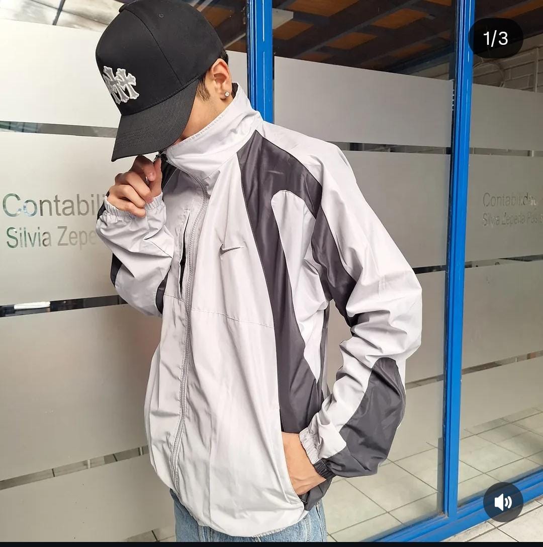 CORTA VIENTO NIKE GRIS CLARO  - Imagen principal