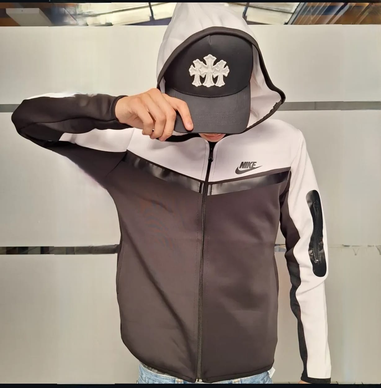 POLERON NIKE TECH BLANCO NEGRO  - Imagen principal