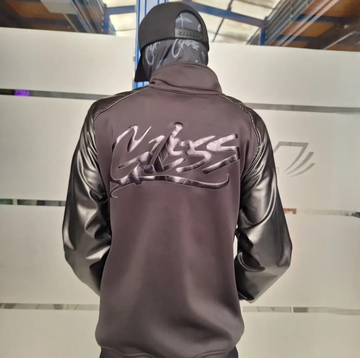 POLERON GUESS NEGRO LOGO ESPALDA  - Imagen principal