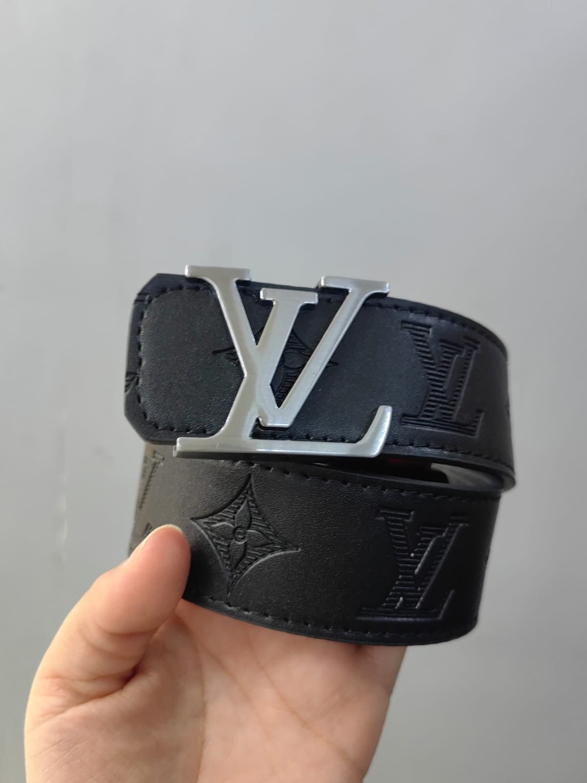 CINTURON LOUIS VUITTON LV PLATEADA  - Imagen principal