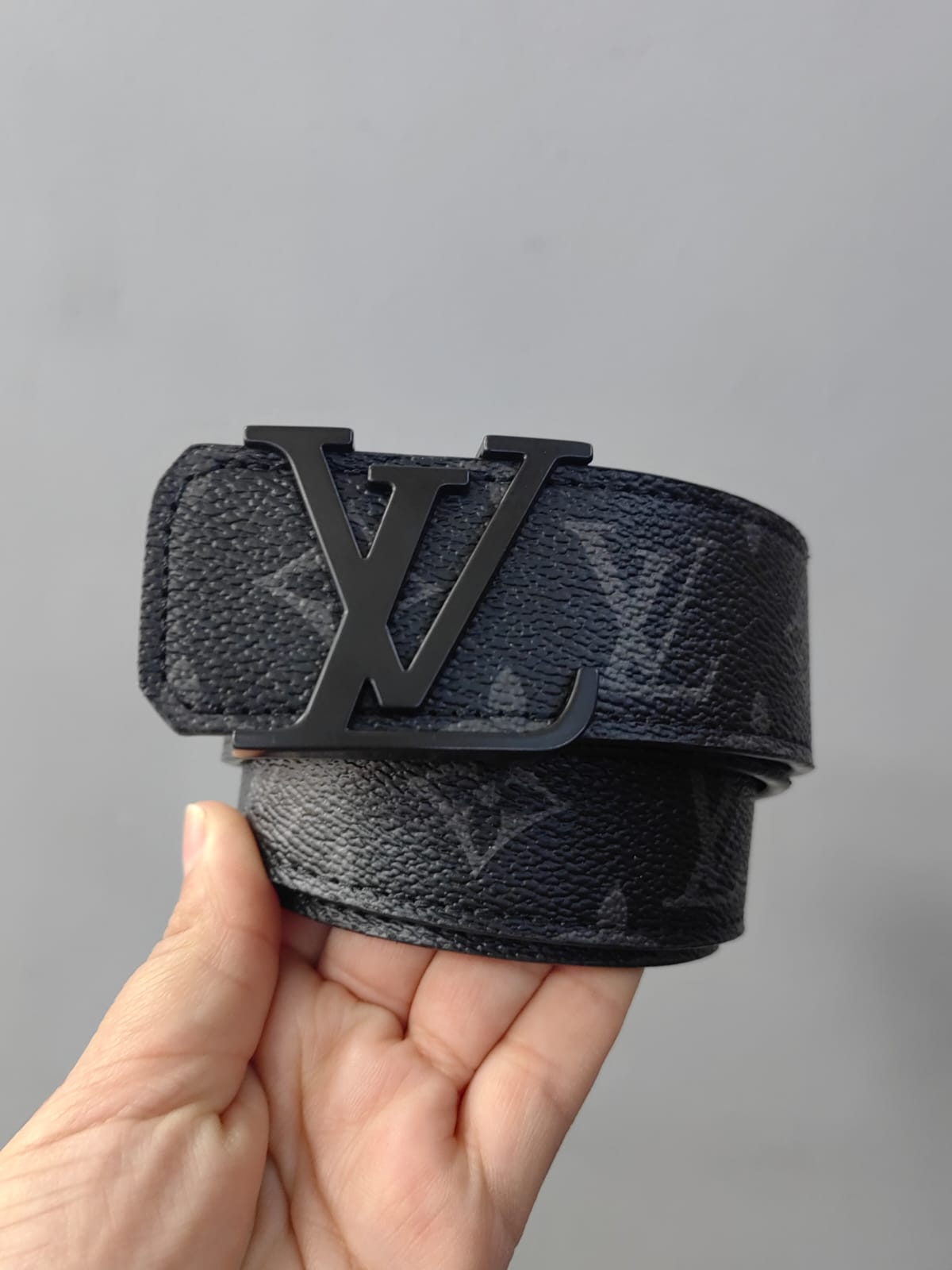 CINTURON LOUIS VUITTON NEGRO LV GRIS  - Imagen principal