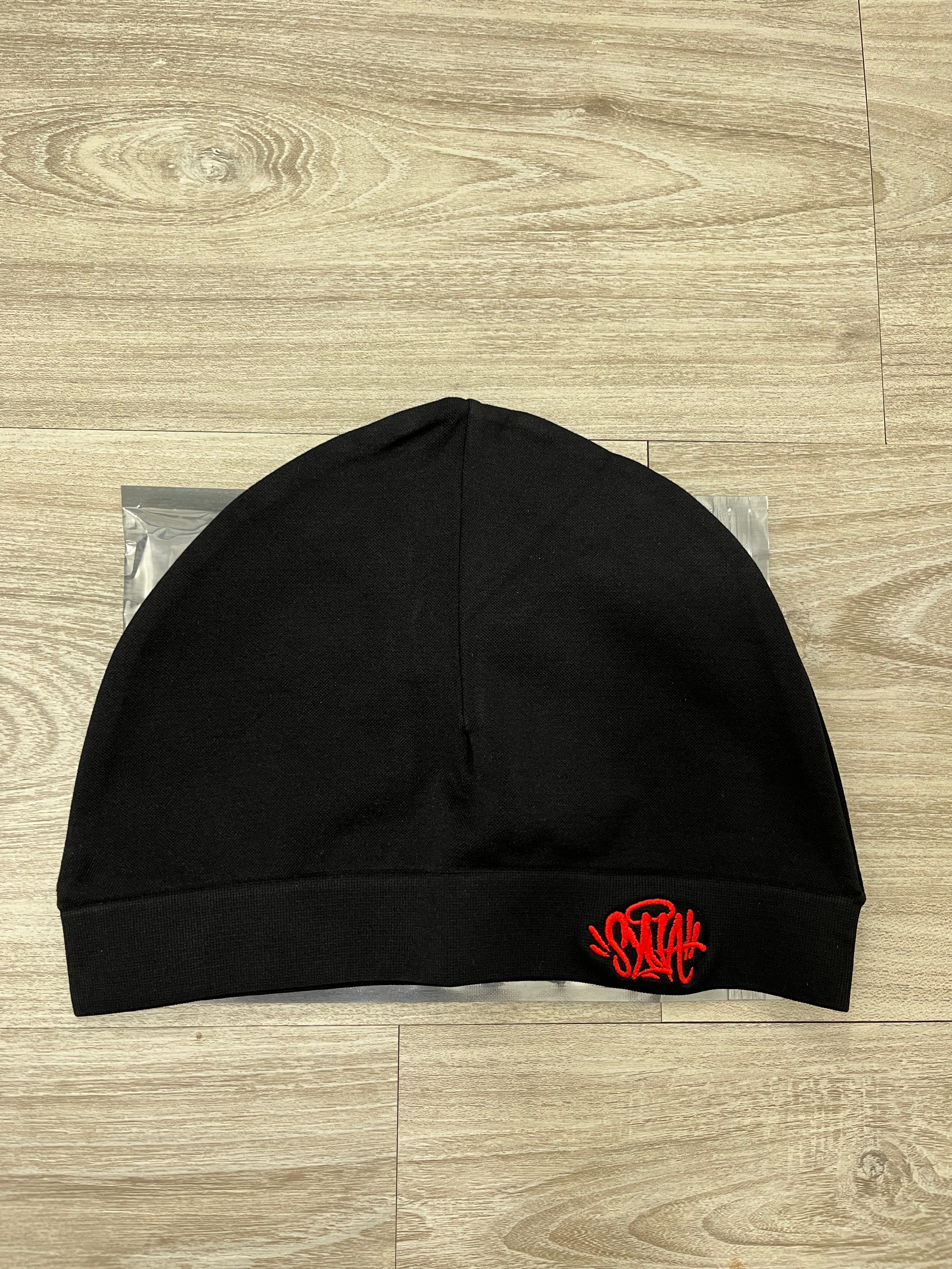 GORRO SYNA NEGRO LETRA ROJA 