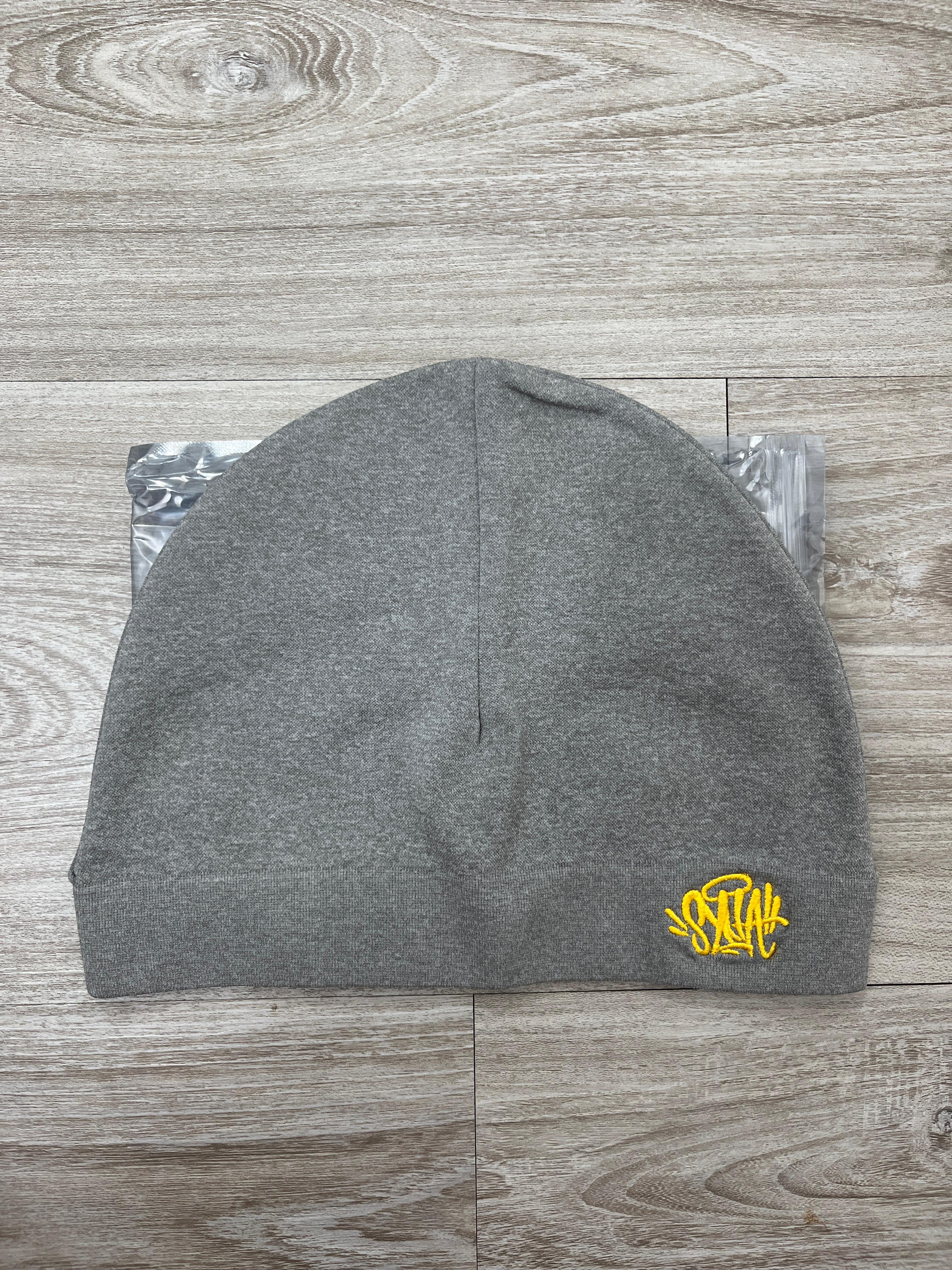 GORRO SYNA GRIS LETRA AMARILLA