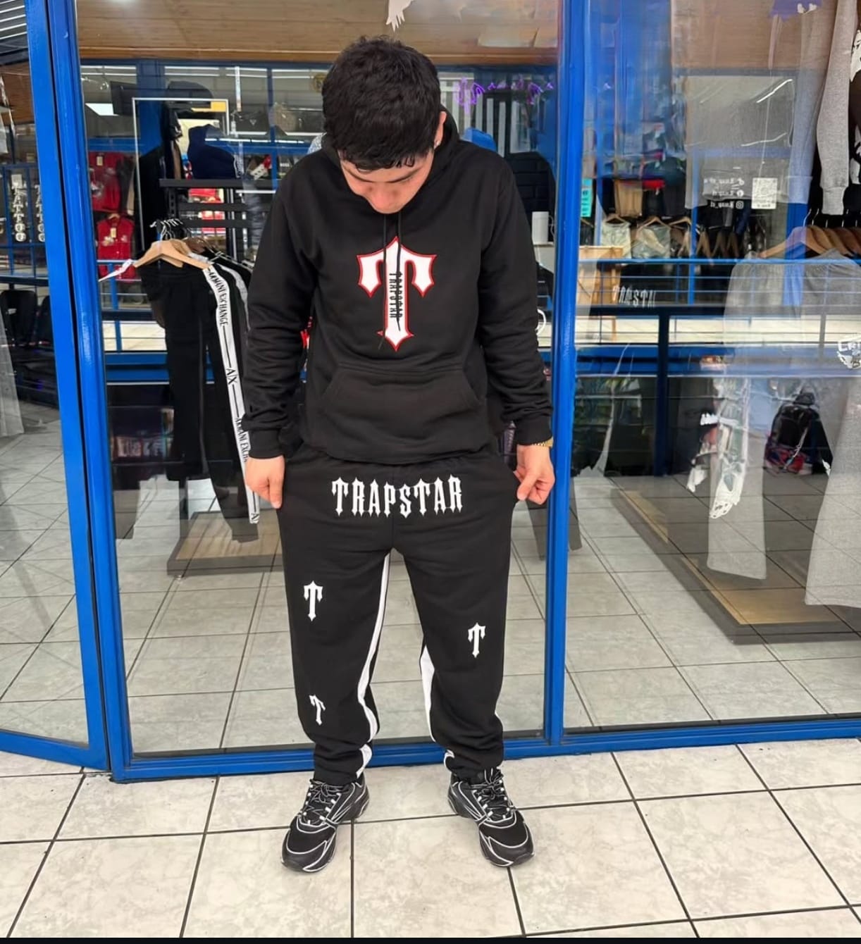 CONJUNTO TRAPSTAR POLERON BUZO NEGRO LETRA NEGRA  - Imagen principal