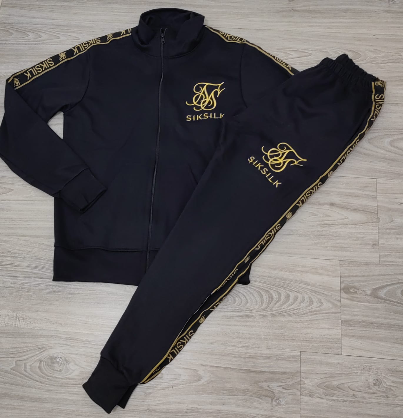 CONJUNTO SIKSILK POLERON BUZO NEGRO LETRA DORADA