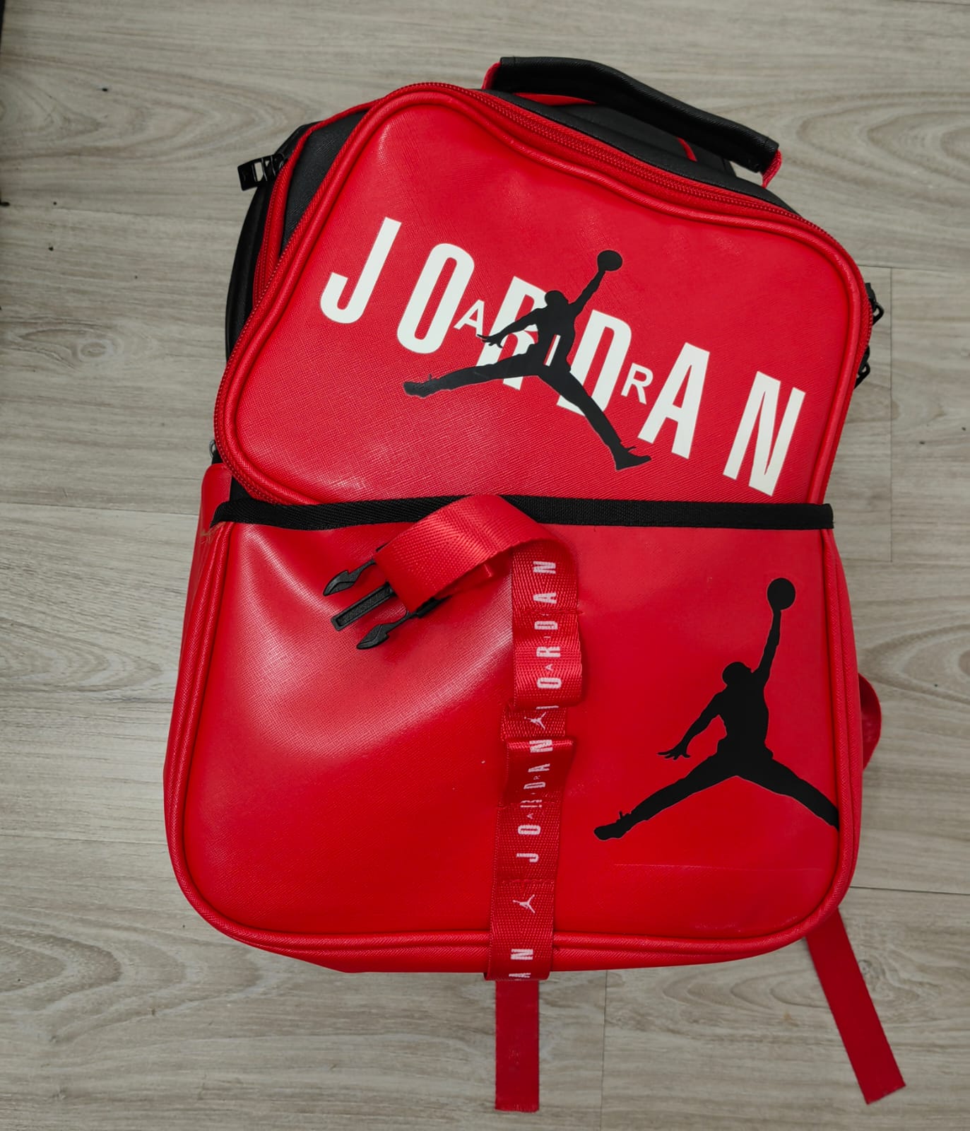 MOCHILA TRI  PACK JORDAN ROJA ESTUCHE MAS LONCHERO 