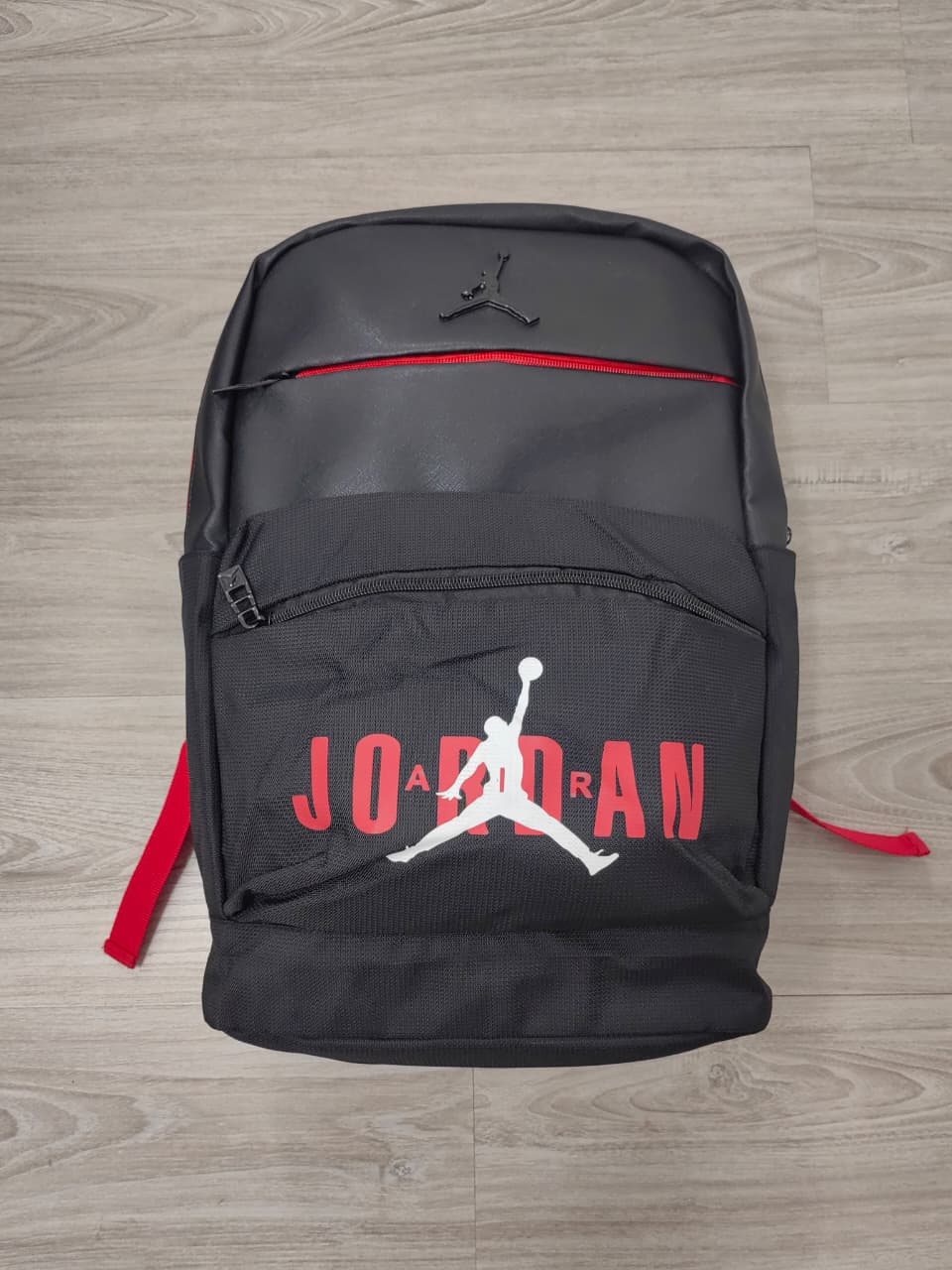 MOCHILA JORDAN NEGRA LETRAS  ROJA 
