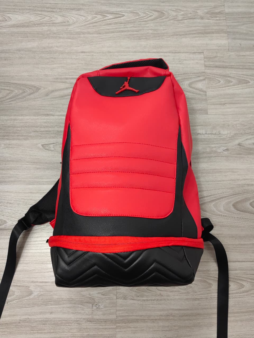 MOCHILA JORDAN ROJO CON NEGRO  - Imagen principal