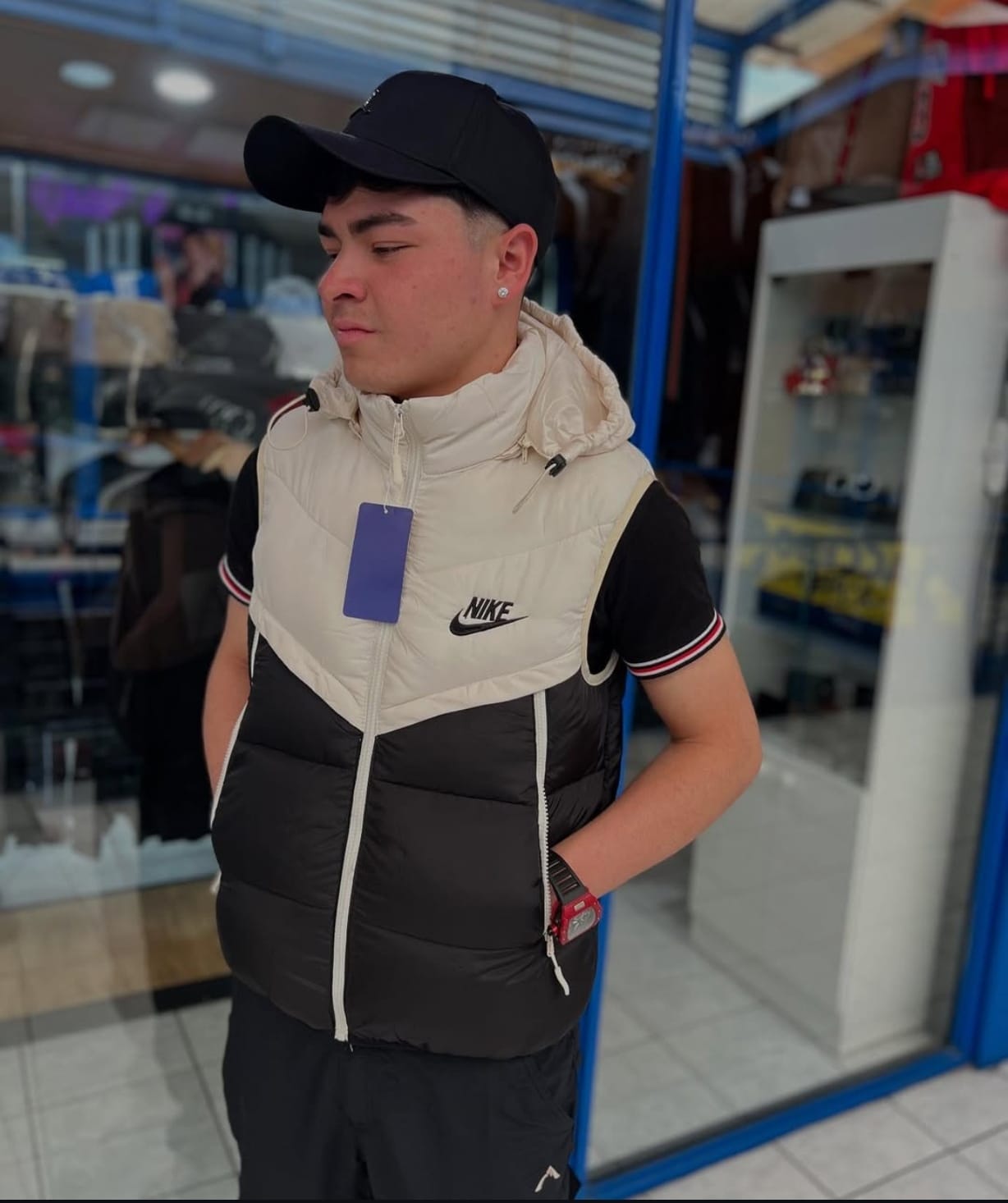 CHAQUETA SIN MANGA NIKE NEGRO BEIGE  - Imagen principal