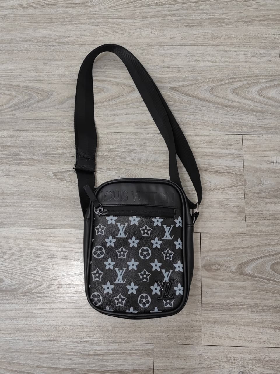 BOLSO LOUIS VUITTON NEGRO LETRAS GRIS  - Imagen principal