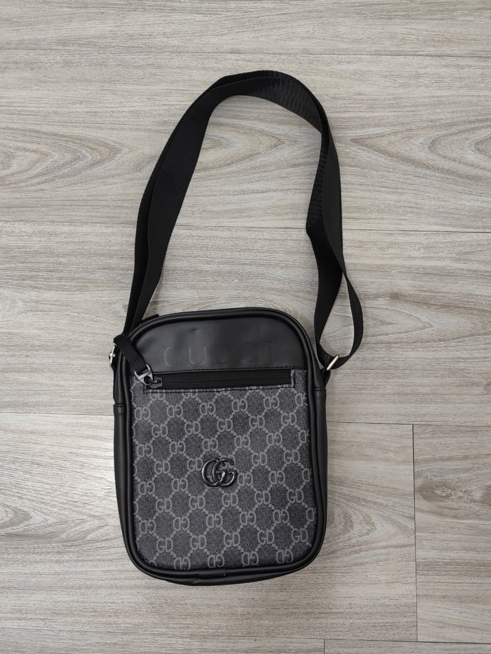 BOLSO GUCCI NEGRO LETRAS GRIS  - Imagen principal