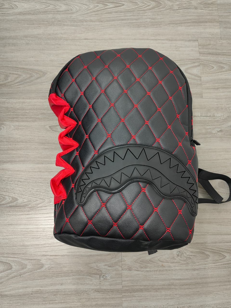 MOCHILA SPRAYGROUND NEGRA LINEAS ROJA  - Imagen principal