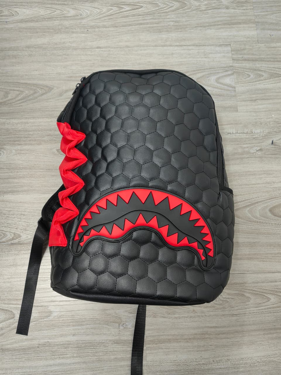 MOCHILA SPRAYGROUND NEGRA CON ROJO  - Imagen principal