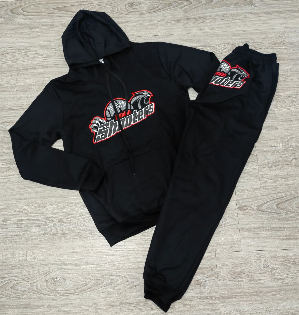 CONJUNTO TRAPSTAR NEGRO LOGO ROJO  - Imagen principal