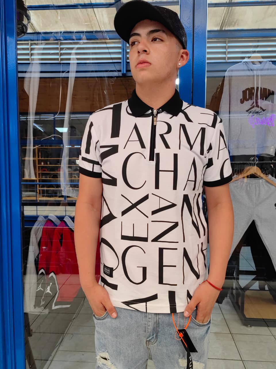 POLERA PIQUE ARMANI EXCHANGE BLANCA LETRA NEGRA  - Imagen principal