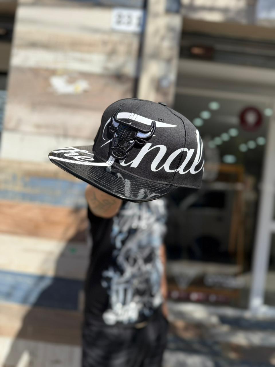 JOCKEY PLANO BULLS NEGRO LETRAS BLANCA 