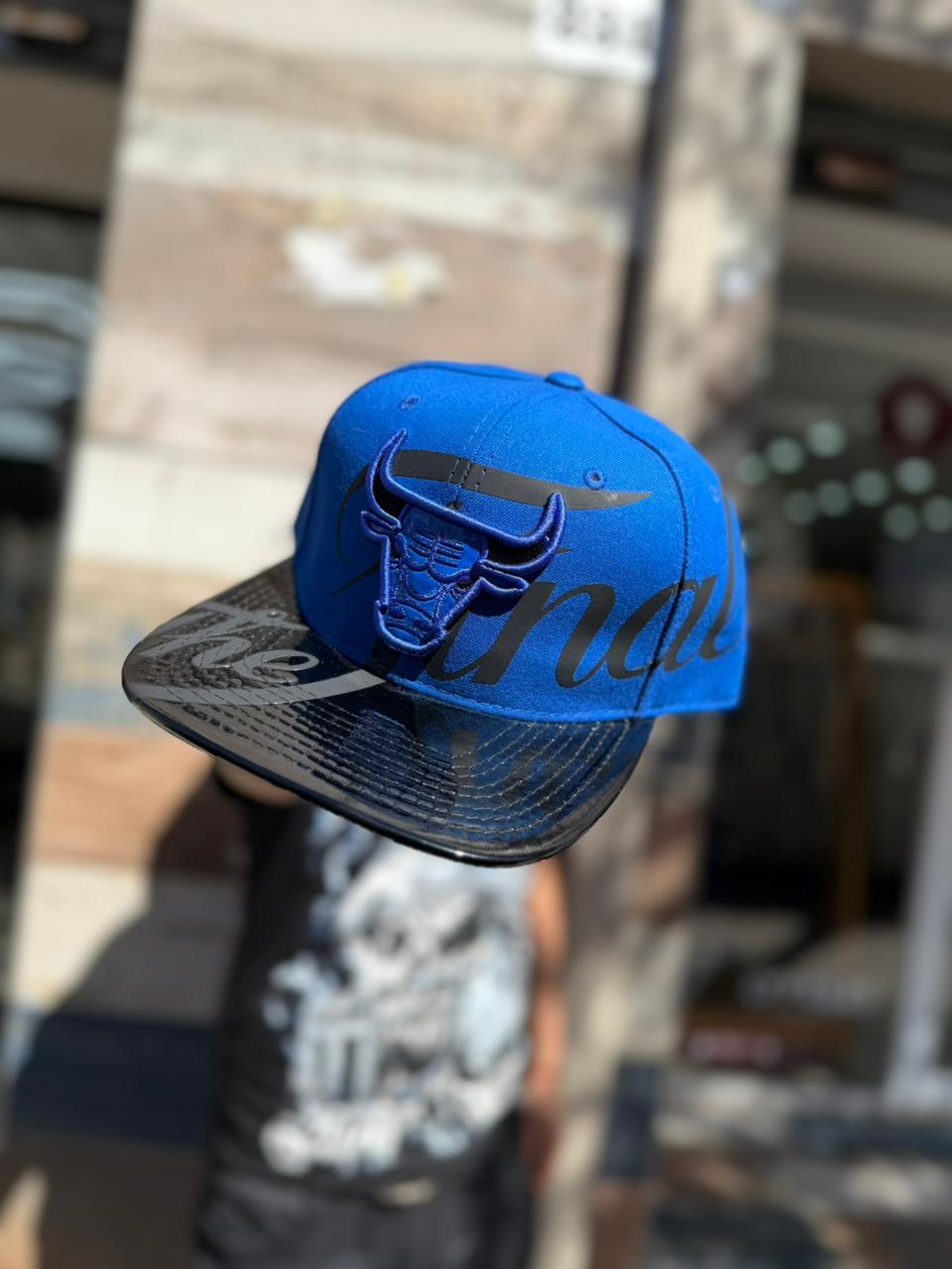 JOCKEY PLANO BULLS BLUE-BLACK LOGO HOMBRE - Imagen principal