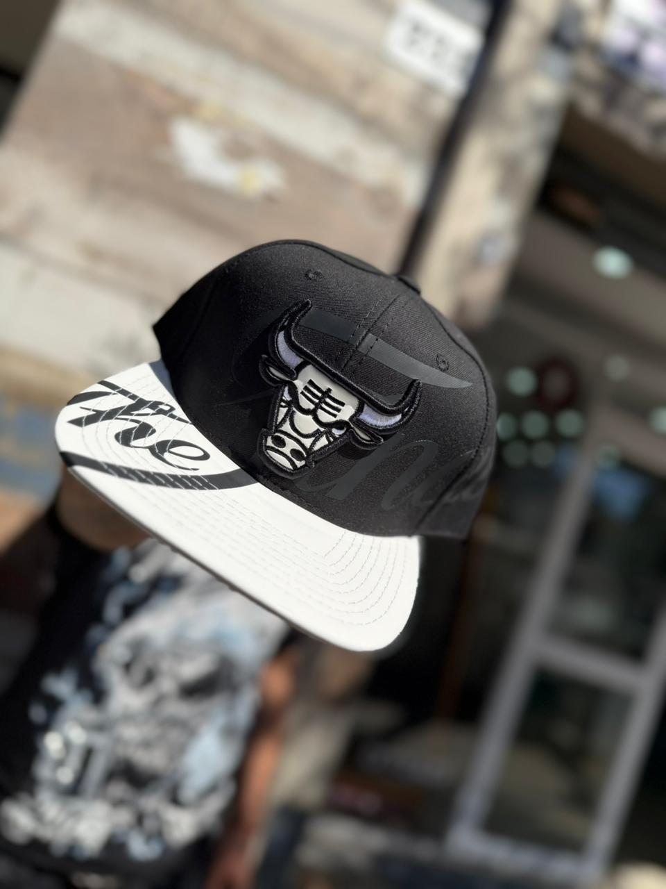 JOCKEY PLANO BULLS NEGRO-BLANCO LETRAS  - Imagen principal