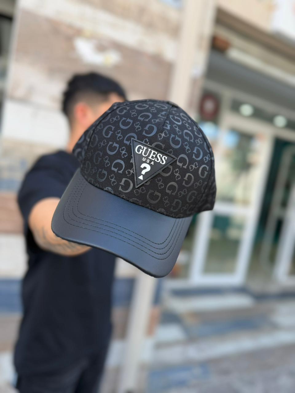 JOCKEY CURVO GUESS BLACK LOGO HOMBRE - Imagen principal