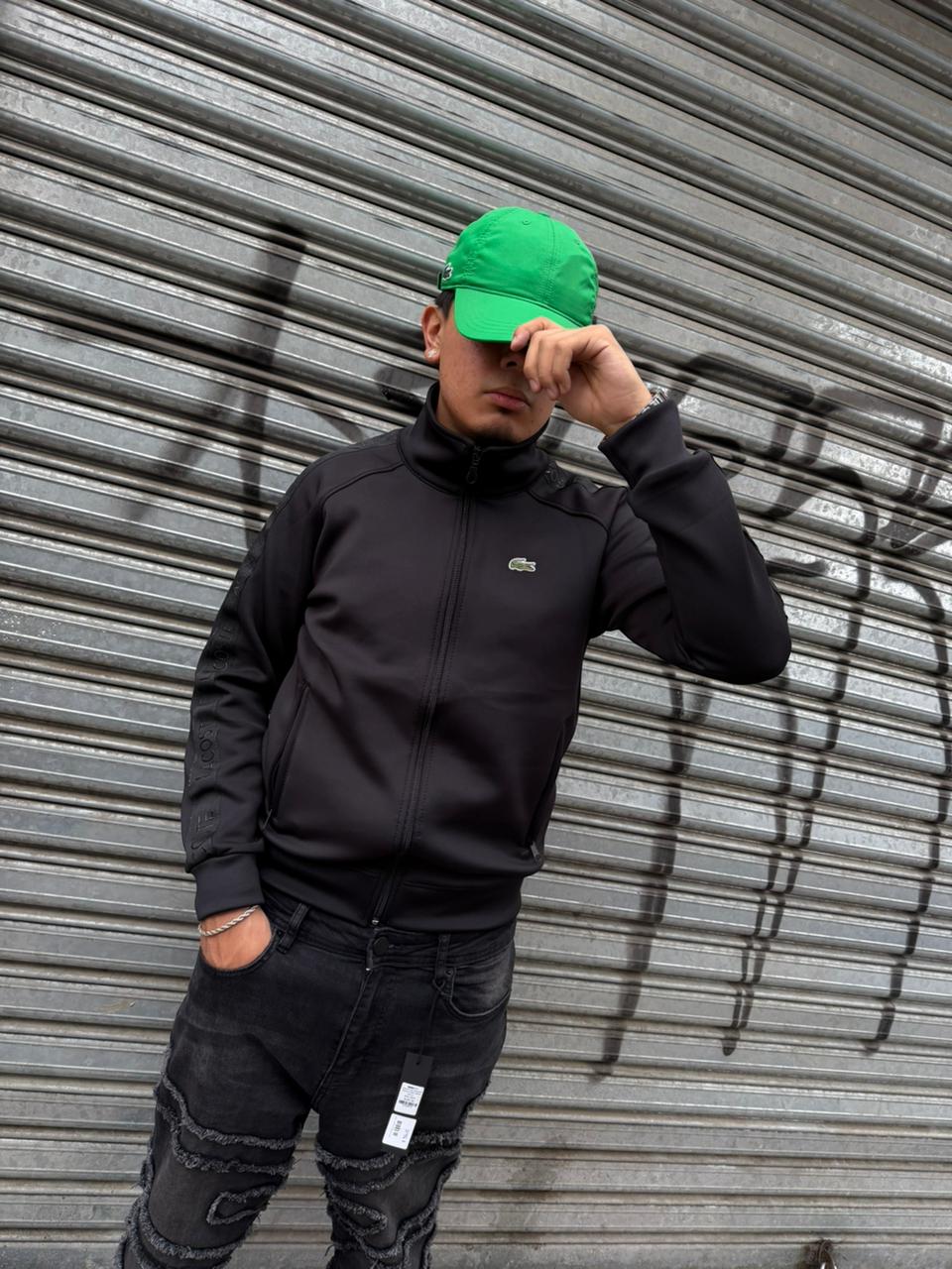 POLERON LACOSTE NEGRO LOGO VERDE LINEA MANGAS 