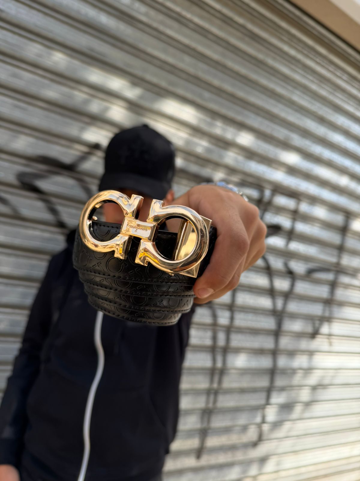 CINTURON FERRAGAMO NEGRO CON HEBILLA DORADA  - Imagen principal