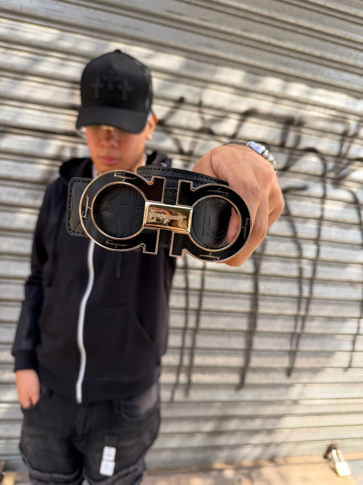 CINTURON FERRAGAMO HEBILLA NEGRA CON DORADO  - Imagen principal