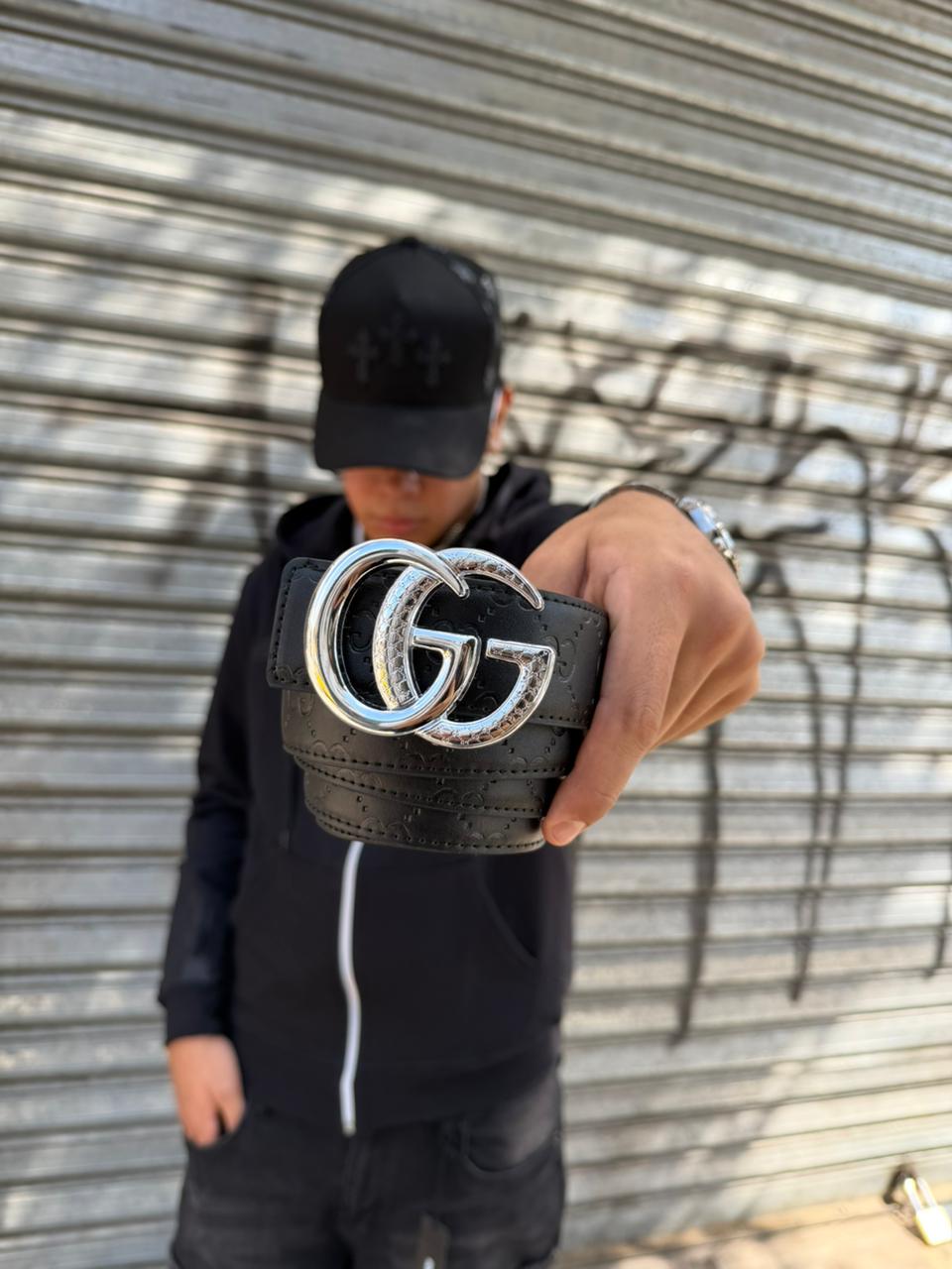 CINTURON GUCCI NEGRA HEBILLA PLATEADA  - Imagen principal