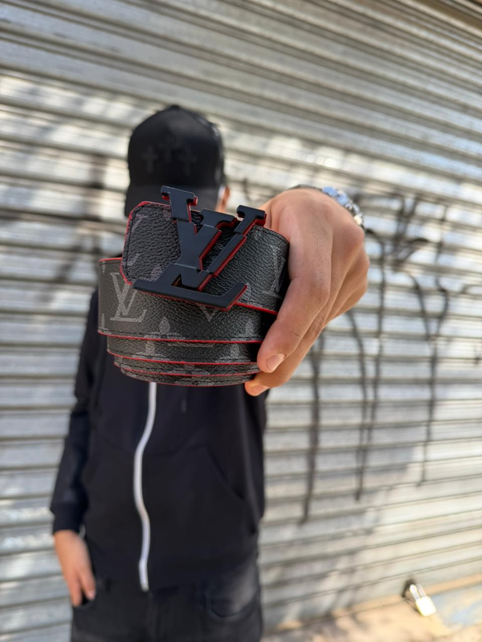 CINTURON LOUIS VUITTON NEGRA BORDES ROJO  - Imagen principal