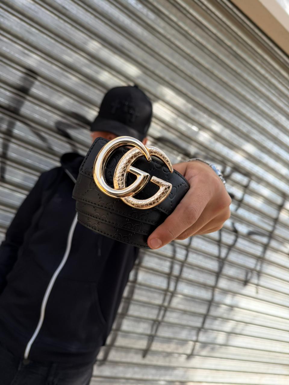 CINTURON GUCCI NEGRA HEBILLA DORADA  - Imagen principal